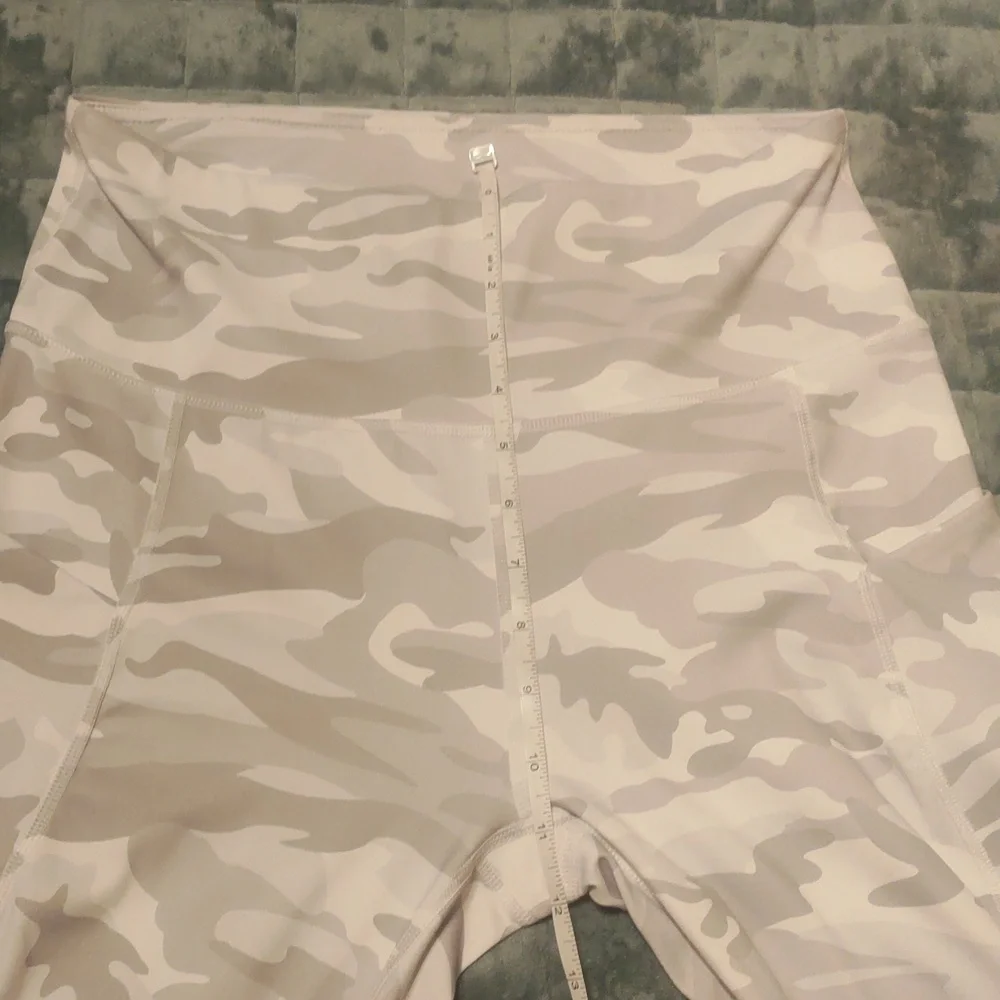Like New! Athletic Leggings Grey/White Camo Size Large - Picture 16 of 16